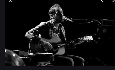 une personne ou plus, personnes qui jouent des instruments de musique, personnes sur scène, personnes assises, guitare, nuit et concert