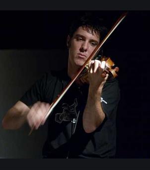 1 personne, joue d’un instrument de musique