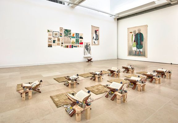 chaussures, table et intérieur