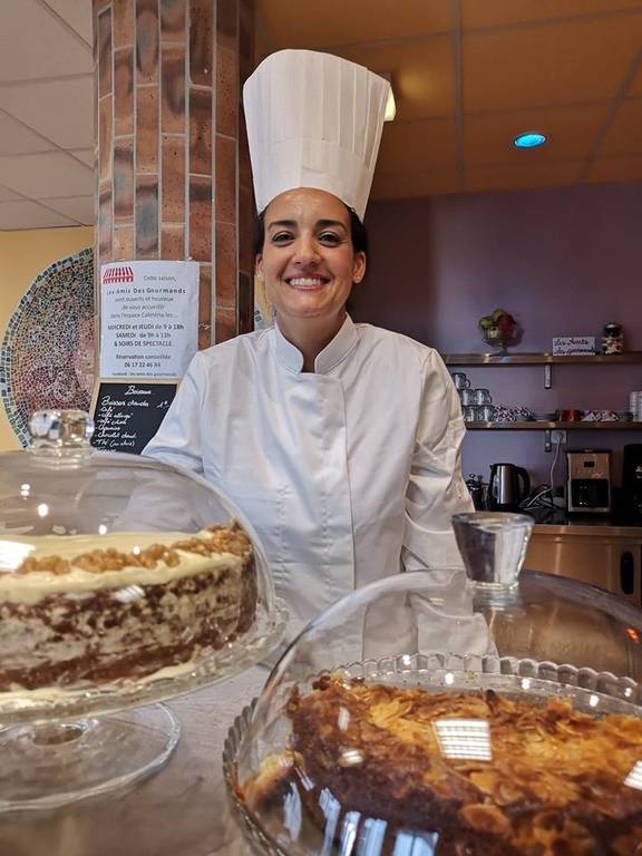1 personne, sourit, nourriture et intérieur